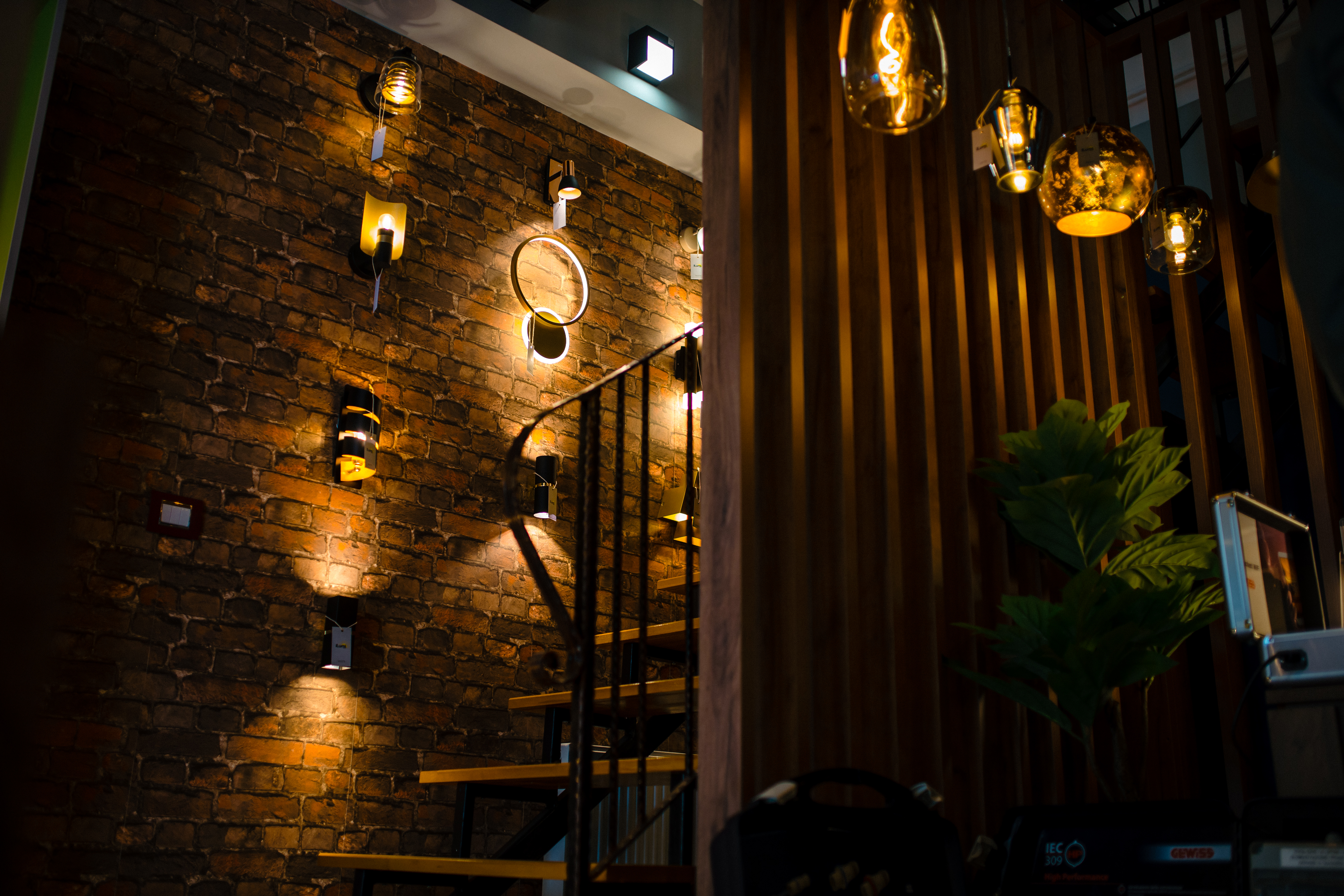 Corpuri de iluminat expuse showroom